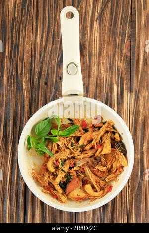 Ayam Suwir Rica, pollo trito speziato con foglie di basilico dolce Foto Stock