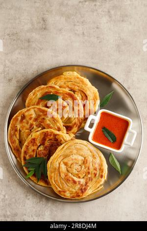 Vista dall'alto Maryam Roti con salsa al curry, su tavolo rustico Foto Stock