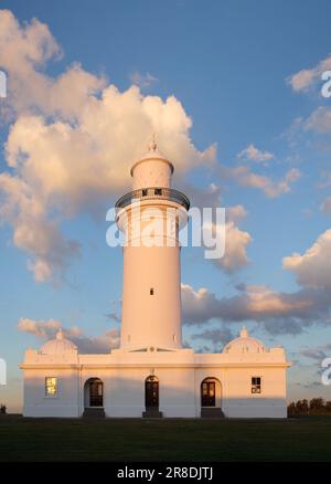Faro di Macquarie, luce dorata al tramonto con cielo blu e nuvole bianche. Vaucluse, Sydney, Australia. Alta risoluzione e dettagli Foto Stock