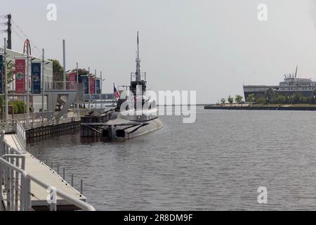 Manitowoc, WI USA 19 giugno 2023: Museo marittimo, parte del quale è un sottomarino della seconda guerra mondiale USS Cobia, fabbricato a Manitowoc. Visitatori in un tour di Foto Stock