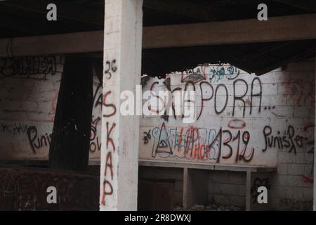 Edificio abbandonato pieno di graffiti a Taroudant, Marocco Foto Stock