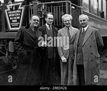 Los Angeles, California, 1936. Celebre direttore della Philadelphia Orchestra, Leopold Stokowski arriva a LOS ANGELES nel tour RCA-Victor con L-R: Merle Armitage, Franchot Tone, Stokowski e Charles L Wagner. Foto Stock