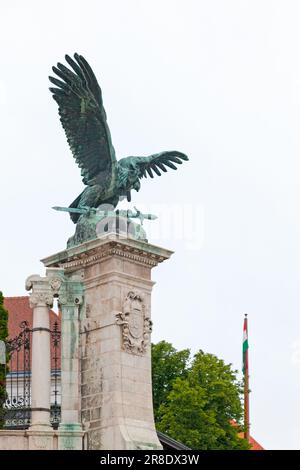 Budapest, Ungheria - Giugno 22 2018: Statua del leggendario Turul sulla terrazza del Danubio nel Palazzo reale di Buda. Foto Stock