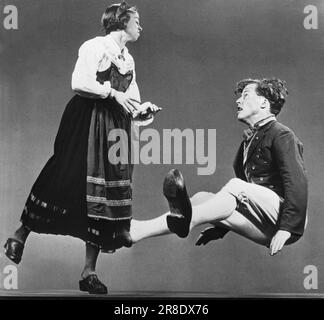 Stati Uniti: 23 gennaio 1942 Una fotocamera ad alta velocità cattura questa difficile mossa di una Svedese Wooden Shoe Dance. Foto Stock