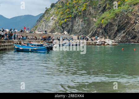 Vernazza Italia - Aprile 24 2011; Seawall che forma baia affollata di persone in cinque Terre villaggio di mare tradizionale villaggio di pescatori popolare con touri Foto Stock