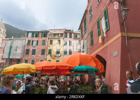 Vernazza Italia - Aprile 24 2011;affollata di turisti e ombrelloni meta turistica popolare Piazza Marconi nelle cinque Terre Italia Foto Stock