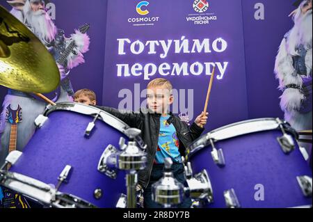 Non esclusiva: LEOPOLI, UCRAINA - 17 GIUGNO 2023 - Un ragazzo batte la batteria durante il Festival del progetto di canzone Ucraina 2023 a Leopoli, Ucraina occidentale. Foto Stock