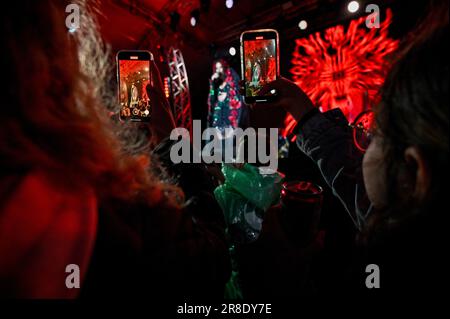 Non esclusiva: LEOPOLI, UCRAINA - 17 GIUGNO 2023 - gli spettatori filmano un performer durante il Festival ucraino del progetto di canzone 2023 a Leopoli, Ucraina occidentale. Foto Stock