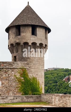 Budapest, Ungheria - Giugno 22 2018: Torre del Mace all'angolo delle fortificazioni medievali circostanti nel Castello di Buda. Foto Stock