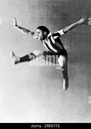 Mosca, Russia: 27 aprile 1936. Asaf Messerer, principale ballerino maschile del Moscow Opera Ballet, debutterà in America il prossimo inverno a New York City con danze da 'Salambo', 'il Poppy Rosso', 'Don Chisciotte', 'Flame of Paris', e altri nuovi balletti sovietici. Sarà accompagnato dalla sua sorella di ballerina, Sulamith. Questo salto è dalla sua danza, i Footballists'. Foto Stock