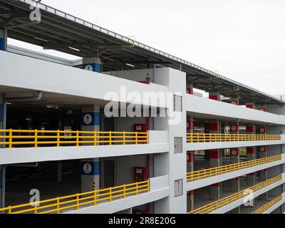 Parcheggio su più piani. Parcheggio coperto. Parcheggio urbano. Parcheggio a più piani. Garage in cemento. Parcheggio per veicoli. Foto Stock