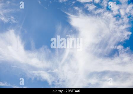Le nuvole di cirrus bianco contro il cielo blu Foto Stock