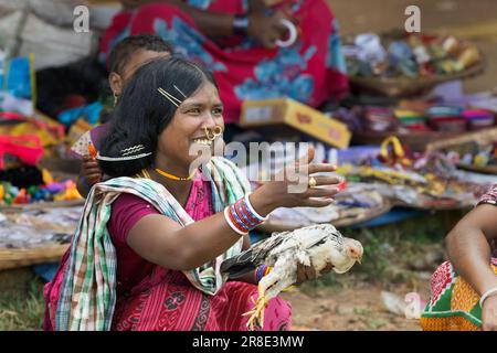 L'immagine della signora tribale è stata presa nel mercato del villaggio di Odisha, India Foto Stock