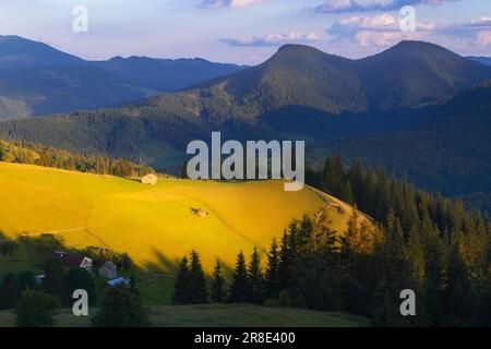 Ucraina, regione di Ivano Frankivsk, distretto di Verkhovyna, villaggio di Dzembronya, zona rurale dei Carpazi al tramonto Foto Stock