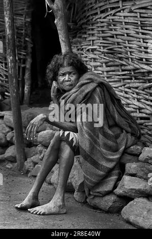 L'immagine della signora tribale è stata presa nel villaggio di Odisha, India Foto Stock