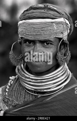 L'immagine della signora tribale è stata presa nel villaggio di Odisha, India Foto Stock