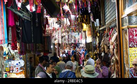 Il vecchio mercato di strada. Baazar di Khan el-Khalili, al Cairo. Egitto Foto Stock