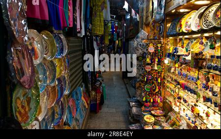 Il vecchio mercato di strada. Baazar di Khan el-Khalili, al Cairo. Egitto Foto Stock