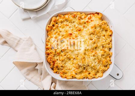 Mac e formaggio in casseruola sul tavolo da cucina bianco Foto Stock