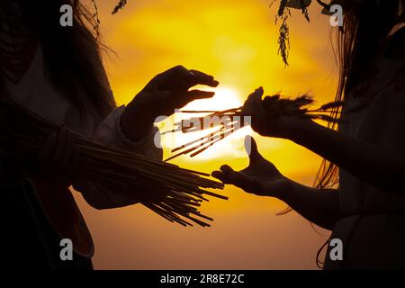 Londra, Regno Unito. 21st giugno 2023. Feste del solstizio d'estate: Le ragazze ucraine festeggiano all'alba nel Greenwich Park quando il sole percorre il sentiero più lungo attraverso il cielo. In Ucraina il solstizio segna anche l'inizio del raccolto. Credit: Guy Corbishley/Alamy Live News Foto Stock