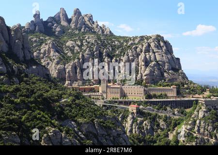 MONTSERRAT, SPAGNA - 15 MAGGIO 2017: Questo è un monastero benedettino sulla montagna sacra di Montserrat con rocce bizzarre. Foto Stock