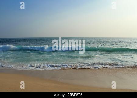 Ampia vista dall'alto dell'impressionante oceano turchese verdastro ondeggiante e della dorata spiaggia di Unawatuna, Sri Lanka meridionale, nella stagione dei monsoni. Foto Stock