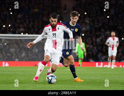 GLASGOW, SCOZIA - GIUGNO 20: La Georgia Forward, Georges Mikautadze, porta la palla in campo durante il turno di qualificazione UEFA EURO 2024 Un match tra Scozia e Georgia ad Hampden Park il 20 Giugno 2023 a Glasgow, Scozia. (Foto di Ian Jacobs/MB Media/) Foto Stock