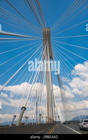 Moderno ponte traliccio contro un cielo blu. Particolare del ponte cavo multi-span. Vista prospettica lineare di una sospensione bianca con cavo Alex Foto Stock