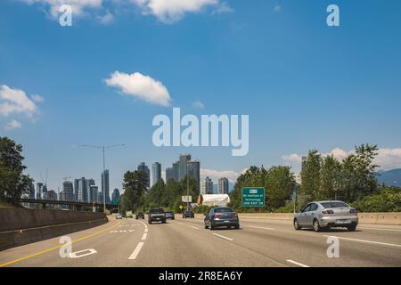 I veicoli viaggiano lungo l'autostrada all'incrocio dell'autostrada Trans-Canada BC-1 vicino a Burnaby BC Canada. Traffico sulle autostrade vicino a Vancouver su una summ Foto Stock