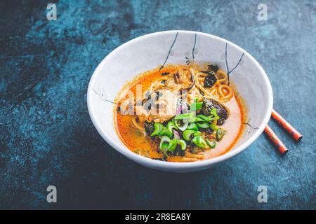 Zuppa di curry rosso tailandese con pollo, funghi shiitake, latte di cocco e cipolle verdi Foto Stock