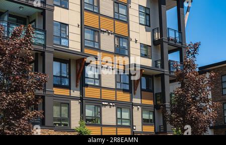 Nuovi e moderni edifici di appartamenti a Vancouver, British Columbia. Moderna architettura residenziale canadese nelle soleggiate giornate estive. Nessuno, foto di strada - Vancouver BC. Reale Foto Stock