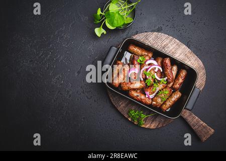 Salsicce tradizionali del sud europa senza pelle cevapcici a base di carne macinata e spezie Foto Stock