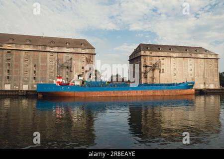 Danzica, Polonia - Maggio 2022 la nave traghetto turistica passa attraverso il fiume Motlawa fino al Mar Baltico. POV dal traghetto nuoto sul canale del fiume. Traghetto in barca a vela dal centro storico di Danzica. Navi e navi da crociera intorno. Attrazione turistica Foto Stock