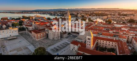Zara, Croazia - veduta aerea panoramica del Foro della città vecchia di Zara con la Chiesa di San Donatus e il campanile della Cattedrale di San Foto Stock