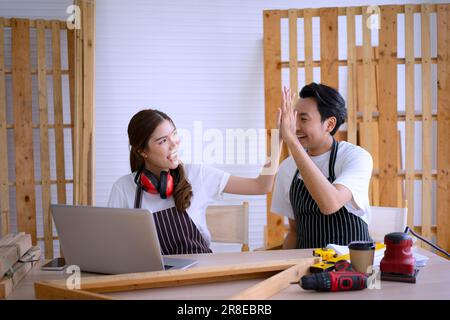 Lavori di carpentiere in officina. Concetto di piccola impresa e prodotto artigianale. Foto Stock