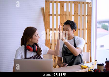 Lavori di carpentiere in officina. Concetto di piccola impresa e prodotto artigianale. Foto Stock