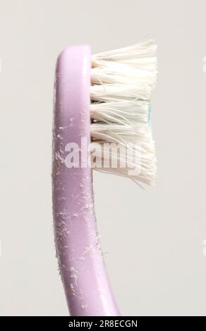 Spazzolino da denti masticato per un bambino, isolato su sfondo solido Foto Stock
