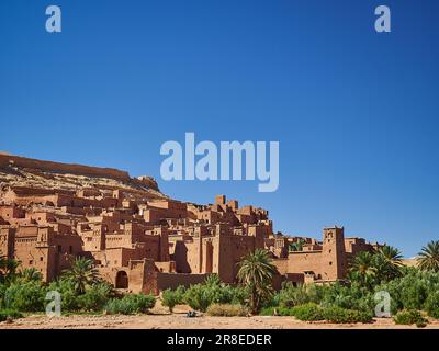 Ksar Ait ben Haddou, antico patrimonio dell'umanità dell'unesco di un villaggio berbero in mattoni o kasbah vicino Ouarzazate, Draa Tafilalet, Marocco, è un viaggio popolare desti Foto Stock