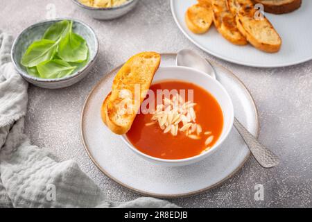 Zuppa di pomodoro greco con pasta di orzo e pane di ciabatta Foto Stock