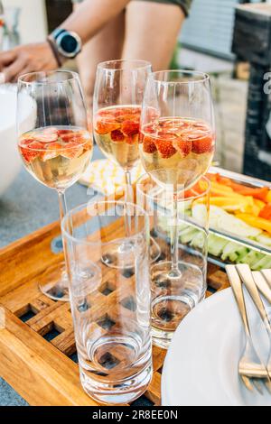 Cocktail estivi al vino fragola con spuntini salutari in terrazza Foto Stock