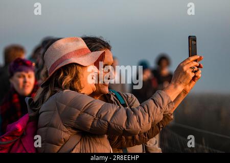 Le celebrazioni annuali del solstizio d'estate si svolgono a Stonehenge, Wiltshire, Regno Unito Foto Stock