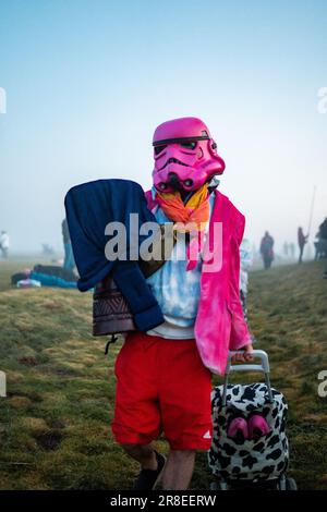 Le celebrazioni annuali del solstizio d'estate si svolgono a Stonehenge, Wiltshire, Regno Unito Foto Stock