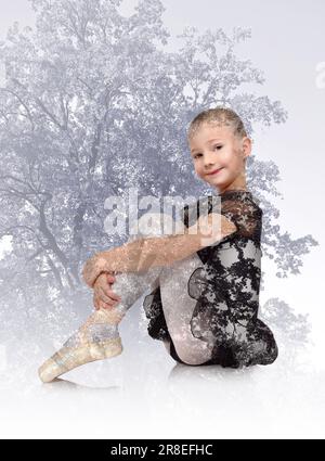 Balletto ragazza danze nella sua ballerina tutu. Effetto di doppia esposizione. Foto Stock