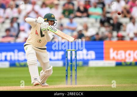 Usman Khawaja of Australia guida la palla durante il LV= Insurance Ashes First Test Series Day 5 Inghilterra contro Australia a Edgbaston, Birmingham, Regno Unito, 20th giugno 2023 (Photo by Craig Thomas/News Images) in , il 6/20/2023. (Foto di Craig Thomas/News Images/Sipa USA) Foto Stock