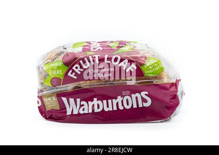 Irvine, Scozia, UK-March 20, 2023: Warburtons cannella e Raisin pane di frutta pagnotta in un cellophane indietro che può essere riciclato nella maggior parte dei supermercati del Regno Unito Foto Stock