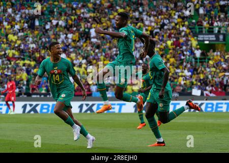 Ismail Joshua Jackobs dal Senegal (L), Mouhamadou Habibou Diallo dal Senegal (C) e Pape Alassane Gueye dal Senegal (R) celebrano un gol durante la partita di calcio amichevole tra il Brasile e il Senegal a Estadio Jose Alvalade. Punteggio finale: Brasile 2:4 Senegal (Foto di Bruno de Carvalho / SOPA Images/Sipa USA) Foto Stock