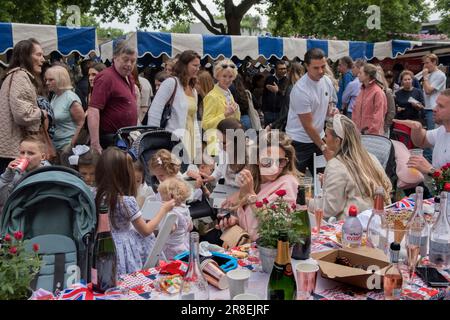 Chelsea, Londra, Inghilterra 4 giugno 2022. Il Kings Road, Platinum Jubilee Street Party, che sostiene l'appello britannico alla crisi della Croce Rossa Ucraina. La Kings Road è in parte chiusa al traffico, i tavoli corrono lungo il centro della strada, sono allestite bancarelle di cibo e fanno buoni affari. Chelsea e Knightsbridge giovani adulti, mummie squisite con i loro bambini chiacchierano e bevono champagne. Londra, Inghilterra anni '2020 Regno Unito HOMER SYKES Foto Stock