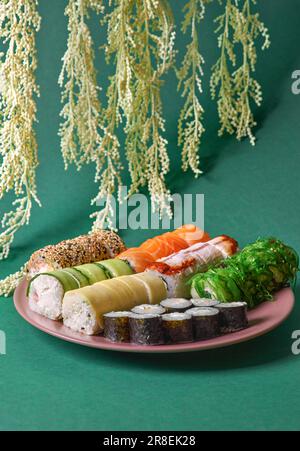 Set di diversi tipi di sushi roll. Menu del ristorante Ready Square. Foto Stock