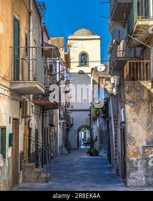 La chiesa principale dedicata a San Nicola di Bari si trova nel centro storico di Santo Stefano di Camastra. Provincia di Messina, Sicilia, Italia, Europa Foto Stock