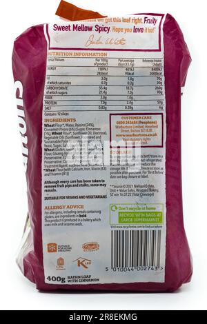 Irvine, Scozia, UK-March 20, 2023: Warburtons cannella e Raisin pane di frutta pagnotta in un cellophane indietro che può essere riciclato nella maggior parte dei supermercati del Regno Unito Foto Stock